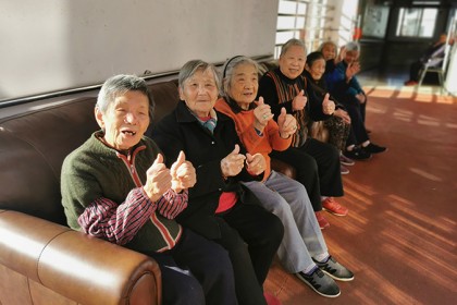 上海闵行区继王养老院收到了一批沙发