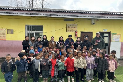 上海晨光公益基金会拜访布拖县块只幼儿园